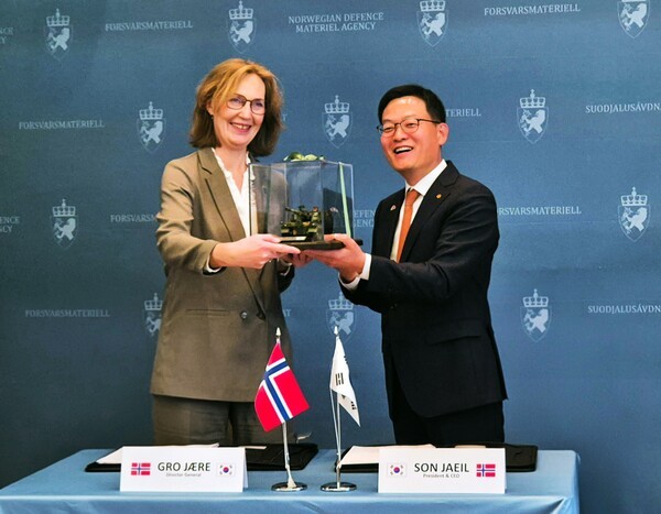 18일(현지시간) NDMA에서 K9자주포 3차 계약식에서 손재일 한화에어로스페이스 대표이사(오른쪽)와 그로 예레 NDMA 청장이 K9자주포 모형을 주고받고 있다. (사진=한화에어로스페이스)