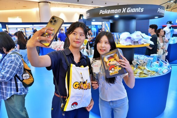 롯데자이언츠 팝업스토어에서 방문객이 기념 촬영하는 모습. (사진=롯데백화점)