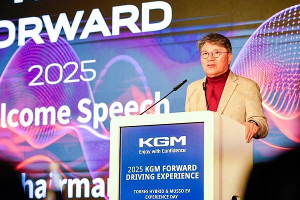 곽재선 KGM 회장이 최근 독일에서 열린 무쏘EV·토레스HEV 시승행사에 참석해 중장기 제품 운영 계획을 공유하는 모습. (사진=KG모빌리티)