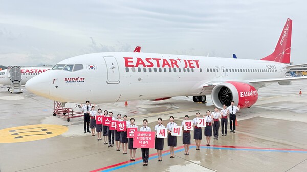 이스타항공 승무원들이 18호기 도입을 기념해 19일 오후 김포국제공항에서 단체 사진을 촬영하고 있다. (사진=이스타항공)