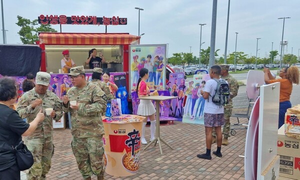 농심이 지난 19∼20일 경기도 평택에 있는 미군기지 캠프 험프리스에서 신라면 브랜드를 알리는 푸드트럭 행사을 열었다. (사진=농심)