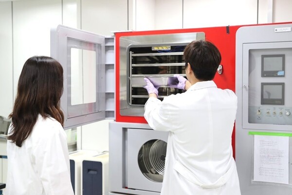 hy 연구소 직원들이 녹용유산균발효분말 관련 제품을 다루고 있다. (사진=hy)