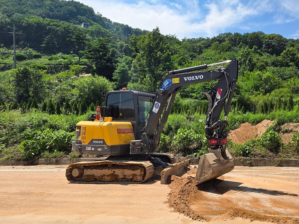 굴착기 제조사 볼보건설기계가 최근 호우 피해 입은 경남 산청군민들의 일상 회복을 위해 장비와 인력을 지원했다. (사진=볼보건설기계)