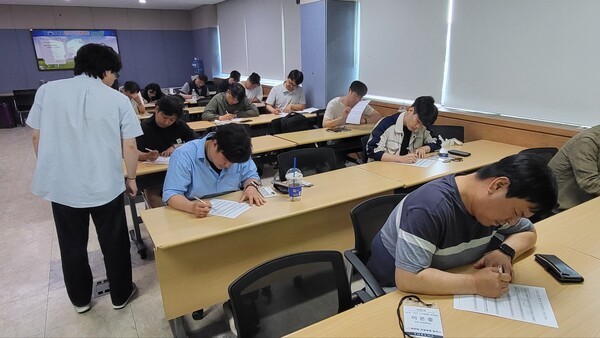 협력사 안전관리자들이 교육 이후 평가를 받고 있다. (사진=한화 건설부문)