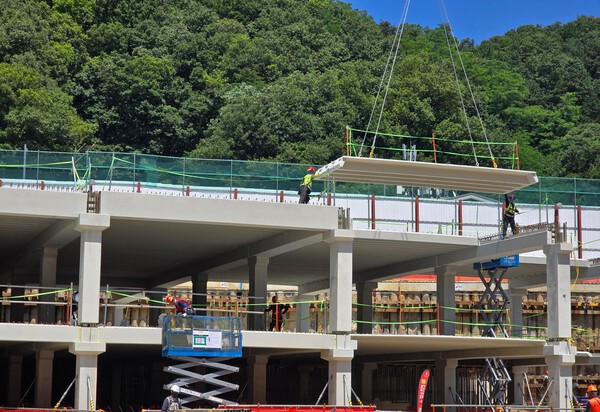 롯데건설이 공동주택 현장에서 PC공법을 활용해 지하 주차장을 시공하고 있다. (사진=롯데건설)