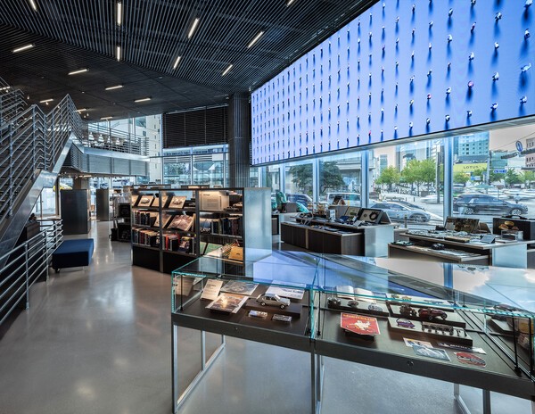 현대차가 지난 10여 년간 국내 자동차 애호가들의 놀이터로 자리해 온 서울 강남 소재 현대모터스튜디오서울을 전면 개편했다. 사진은 1층 오토라이브러리. (사진=현대자동차)