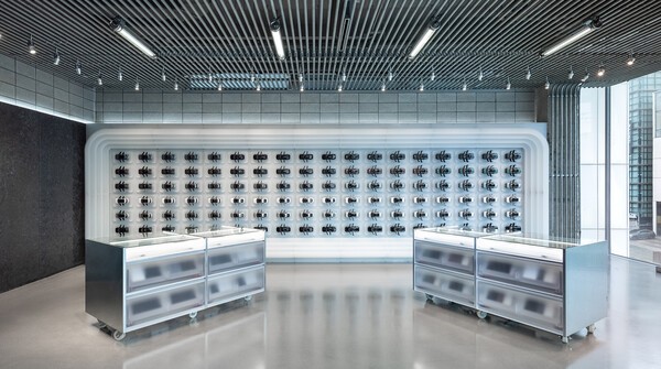 현대차가 지난 10여 년간 국내 자동차 애호가들의 놀이터로 자리해 온 서울 강남 소재 현대모터스튜디오서울을 전면 개편했다. 사진은 4층 아이오닉 브랜드 전시장 내 다이캐스트월. (사진=현대자동차)