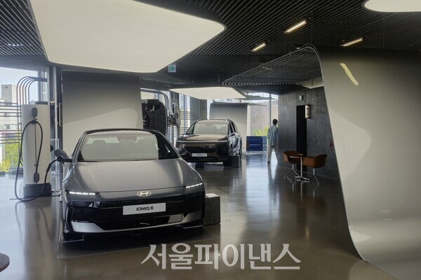 현대차가 지난 10여 년간 국내 자동차 애호가들의 놀이터로 자리해 온 서울 강남 소재 현대모터스튜디오서울을 전면 개편했다. 사진은 4층 아이오닉 브랜드 전시장. (사진=문영재 기자)