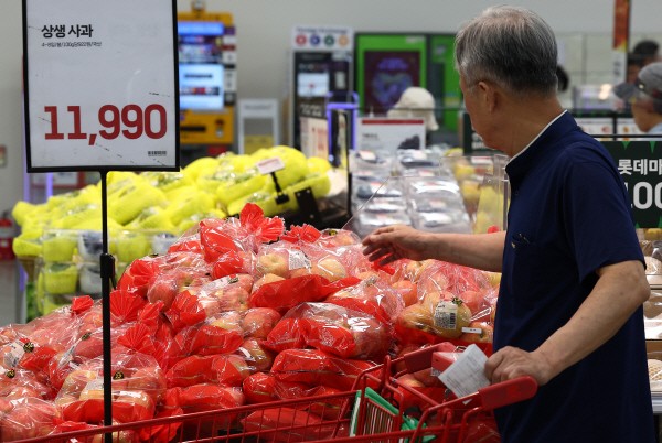 서울 시내 한 대형마트에 사과가 진열돼 있다. (사진=연합)