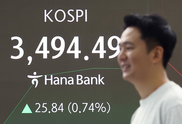 23일 오전 서울 중구 하나은행 본점 딜링룸 현황판에 코스피 지수가 표시돼 있다. (사진=연합뉴스)