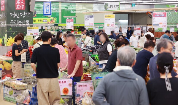 서울 시내 한 대형마트에서 장을 보는 시민들. (사진=연합뉴스)