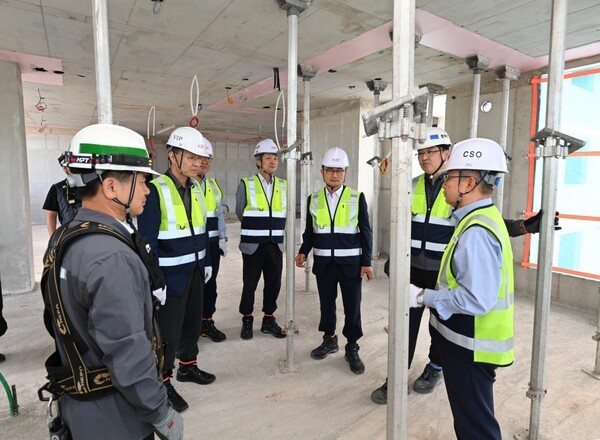 HDC현대산업개발은 23일 광주 센테니얼 아이파크 현장에서 시공혁신단 주관의 산학연 연합자문을 진행했다. (사진 오른쪽부터) 조태제 HDC현대산업개발 대표이사(CSO), 민성우 HDC현대산업개발 건축본부장, 박호종 HDC현대산업개발 시공혁신단 부단장, 홍건호 한국콘크리트학회장, 이종근 사외전문가, 박홍근 HDC현대산업개발 시공혁신단장(서울대학교 교수), 정한효 광주 센테니얼 아이파크 현장소장 (사진=HDC현대산업개발)