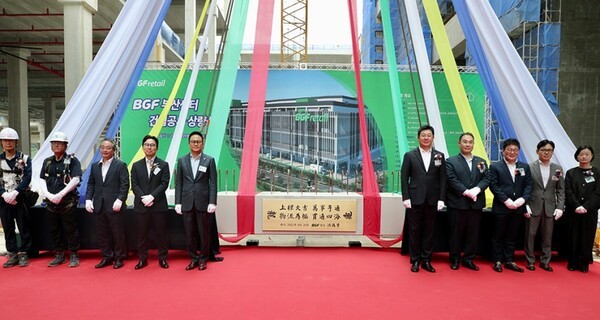 홍정국(가운데 왼쪽) BGF 부회장, 민승배(가운데 오른쪽) BGF리테일 대표이사를 비롯한 BGF그룹 주요 관계자들이 지난 24일 부산광역시 강서구 구랑동에서 열린 BGF 부산 물류센터 상량식에서 기념 사진을 촬영하고 있다. (사진=BGF리테일)