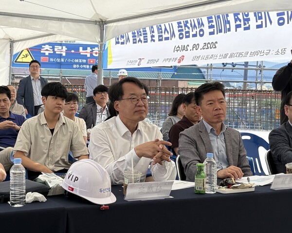 레미콘 생산검증 시스템 시연회에서 신재욱 광주광역시 종합건설본부장(왼쪽), 신홍철 두산건설 상무 (사진=두산건설)