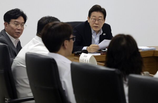 이재명 대통령이 지난 7월 25일 경기 시흥시 SPC 삼립 시화공장에서 열린 산업재해 근절 현장 노사간담회에서 SPC 삼립 직원의 발언을 듣고 있다. (사진=대통령실통신사진기자단)