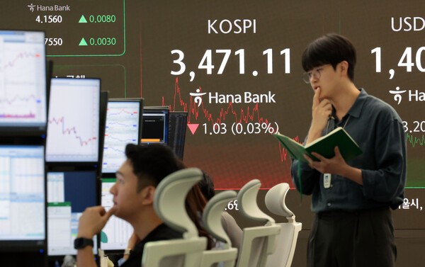 25일 서울 중구 하나은행 딜링룸 현황판에 코스피 지수 등이 표시되고 있다.(사진=연합뉴스)