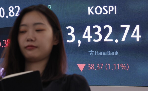 26일 서울 중구 하나은행 본점 딜링룸에서 딜러가 업무를 보고 있다. (사진=연합뉴스)