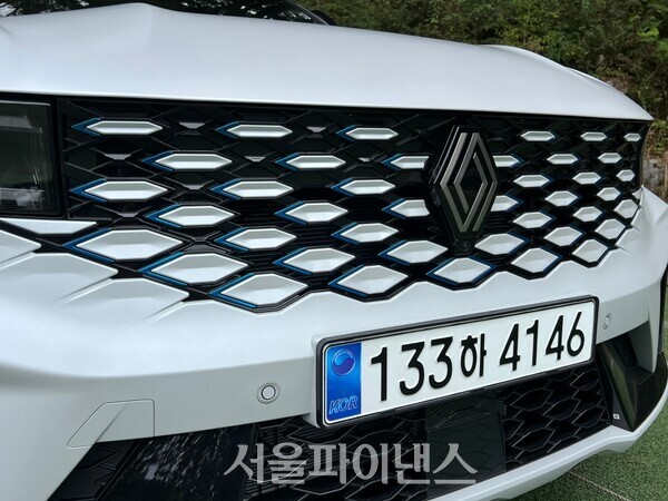 르노 그랑 콜레오스 라디에이터 그릴 (사진=김완일 기자)