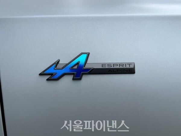 르노 그랑 콜레오스 에스프리 알핀 엠블럼 (사진=김완일 기자)