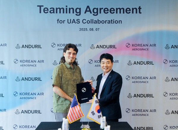 임진규 대한항공 항공우주사업본부장(오른쪽)과 팔머 럭키 안두릴 창업자 (사진=대한항공)