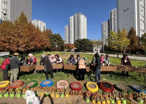 지난해 LH 임대단지 어르신들이 산림치유 프로그램에 참여했던 모습 (사진=LH)