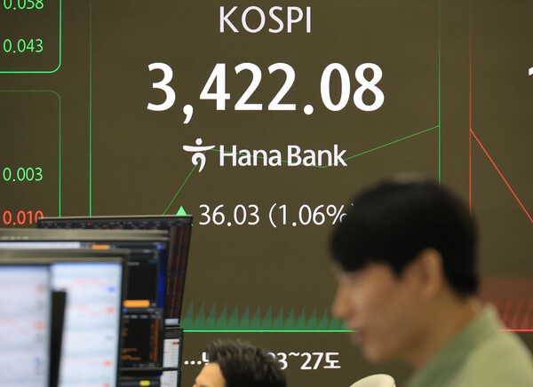 29일 서울 중구 하나은행 본점에서 직원들이 증시와 환율을 모니터하고 있다. (사진=연합뉴스)