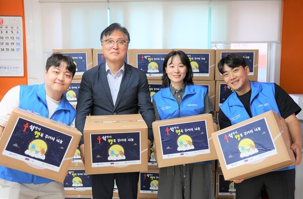 창신2동 남성현 동장(왼쪽 두 번째)과 우리카드 임직원이 행복 꾸러미 전달에 함께했다. (사진=우리카드)