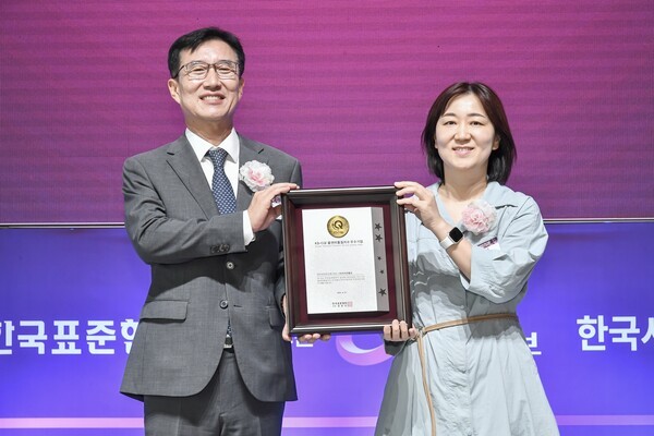 카카오뱅크 유지영 고객서비스본부장(오른쪽)과 문동민 한국표준협회장(왼쪽)이 지난 22일 서울 송파구에서 열린 '2025년 콜센터품질지수(KS-CQI)' 우수기업 인증서 수여식에서 기념 촬영을 하고 있다. (사진=카카오뱅크)