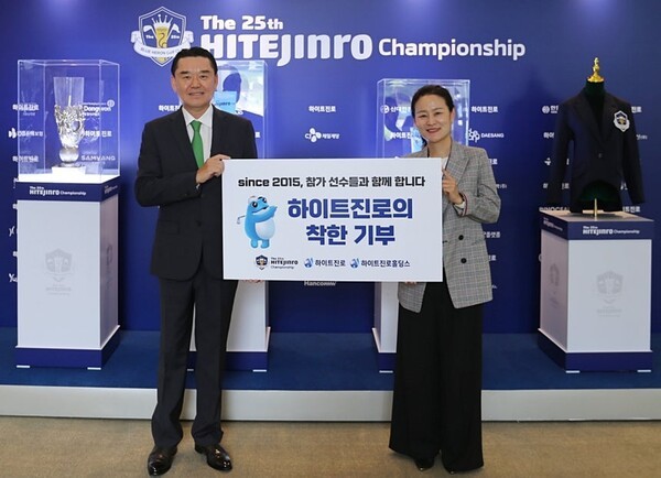 김인규 하이트진로 대표(왼쪽)와 장영미 성동나래주간보호센터 센터장. (사진=하이트진로)