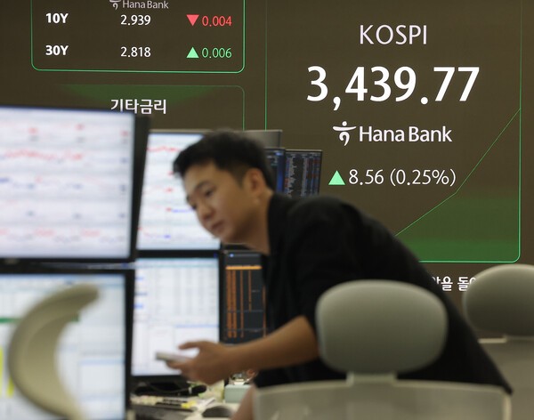 30일 오전 서울 중구 하나은행 본점 딜링룸에서 딜러가 업무를 보고 있다. (사진=연합뉴스)