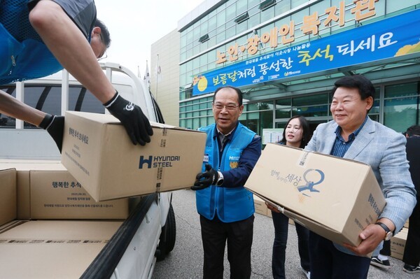 30일 오성환 당진시장이 현대제철 이보룡 부사장과 함께 선물상자을 당진복지재단에 내리고 있다(사진=현대제철)
