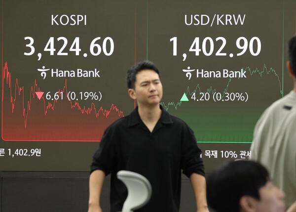 30일 서울 중구 하나은행 딜링룸에서 한 딜러가 자리로 향하고 있다.  (사진=연합뉴스)