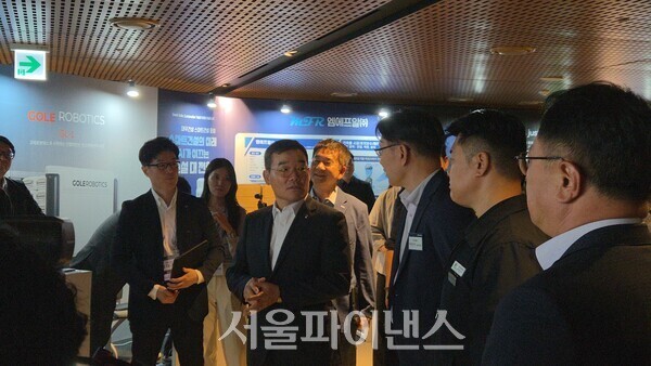 김보현 대우건설 사장(가운데)가 30일 서울 푸르지오 아트홀에서 열린 '2025 대우건설 스마트건설 포럼'에서 직원들의 설명을 듣고 있다.(사진=김예온 기자)