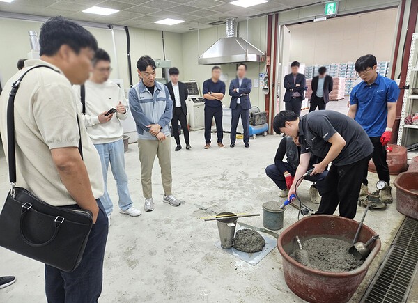 한일시멘트 기술연구소에서 내한 콘크리트 시연회가 진행되고 있다. (사진=한일시멘트)