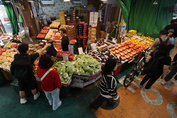 1일 서울 마포구 망원시장 과일가게가 이용객들로 북적이고 있다. (사진=연합)
