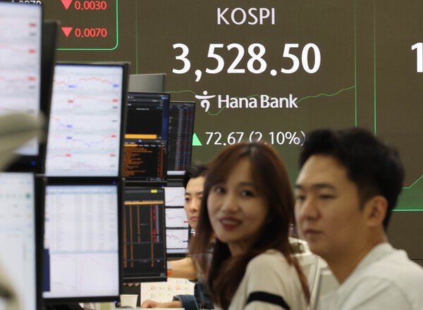 코스피가 장중 3,500선을 돌파한 2일 서울 중구 하나은행 딜링룸에서 딜러들이 대화하고 있다. (사진=연합뉴스)