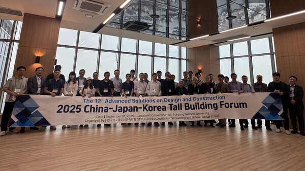 한중일 초고층 전문가들이 부산 '롯데캐슬 드메르'를 견학한 후 기념촬영을 하고 있다. (사진=롯데건설)