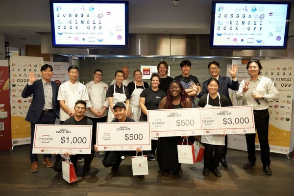 30일(현지시각) 미국에서 열린 '종가 김치 쿡오프' 요리대회에서 수상자와 심사위원단이 기념촬영을 하고 있다.(사진=대상)