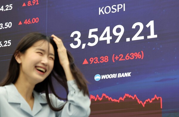 코스피가 사상 처음 3,500선을 돌파하며 종가 기준 역대 최고치인 3,549.21로 마감한 2일 오후 서울 중구 우리은행 딜링룸에서 관계자가 업무를 보고 있다. (사진=연합뉴스)