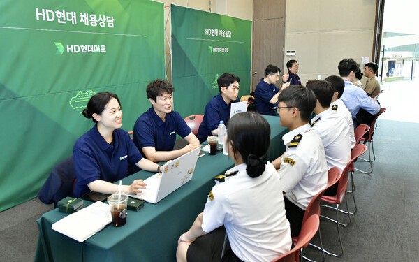 올해 5월 '마덱스 2025' 현장에서 실시한 HD현대의 채용박람회 모습 (사진=HD현대)