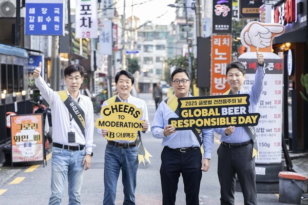 글로벌 건전음주의 날을 맞아 오비맥주 김병훈 영업 부사장(왼쪽에서 두 번째)과 오비맥주 구자범 수석 부사장(세 번째)이 13일 서울 잠실 상권 거리에서 건전음주 캠페인을 펼치고 있다. (사진=오비맥주)