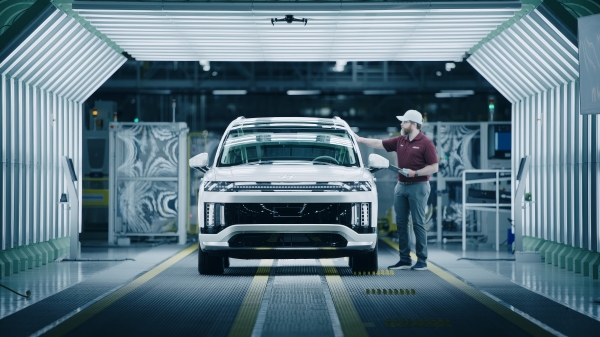 북미 신공장에서 생산된 아이오닉 9을 작업자가 최종 점검하는 모습 (사진=현대자동차그룹)