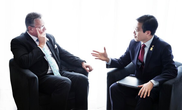 여한구 산업통상자원부 통상교섭본부장은 지난 10일(현지시간) 남아프리카공화국 그케베르하에서 열린 G20 무역투자장관회에 참석해 마로시 셰프초비치 EU 통상·경제안보 담당 집행위원과 회담을 가졌다 (사진=연합뉴스)