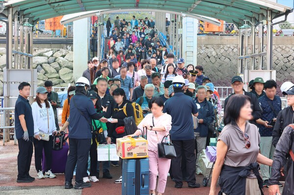 인천 중구 인천항 연안여객터미널에서 고향 섬으로 가는 귀성객들이 여객선에 승선하기 위해 이동하고 있다. (사진=연합뉴스)