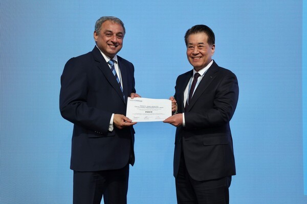 13일(현지시간) 포스코가 세계철강협회 안전보건 우수사례 공모전 공정안전부문 최고상을 수상했다. 사진은 장인화 포스코그룹 회장(오른쪽)과 나렌드란 타타스틸 CEO(왼쪽)의 모습 (사진=포스코홀딩스)