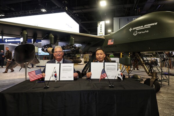 김선 한화에어로스페이스 항공사업부장(오른쪽)과 데이비드 알렉산더 GA-ASI 사장이 14일(현지시간) 미국 워싱턴DC에서 열린 미 육군협회 방산전시회에서 그레이 이글-STOL 공동 개발 및 생산 협력 계약식 후 기념 촬영을 하고 있다. (사진=한화에어로스페이스)