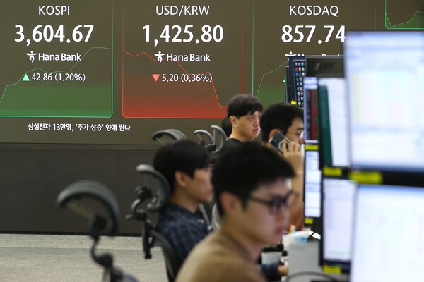 15일 서울 중구 하나은행 딜링룸 현황판에 코스피 지수 등이 표시되고 있다. (사진=연합뉴스)