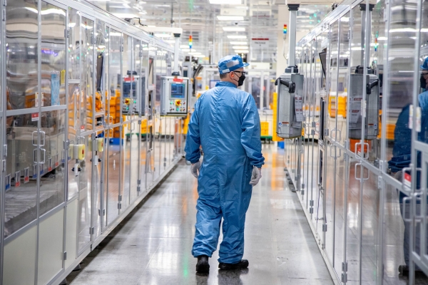 미시간주 공장에서 한 직원이 생산공정을 살펴보고 있다 (사진=LG에너지솔루션)