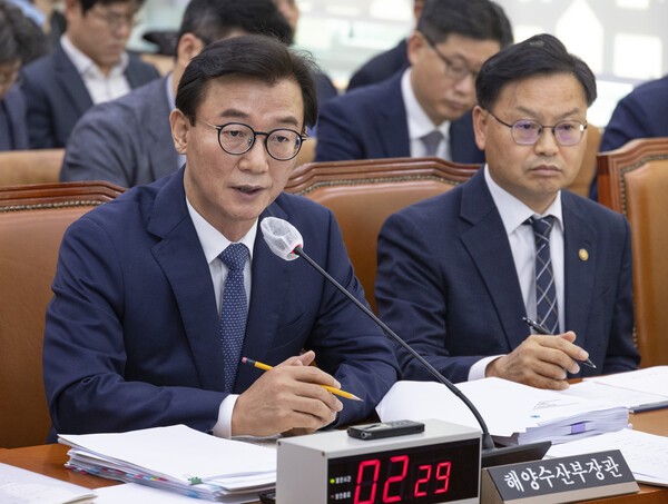 전재수 해양수산부 장관이 15일 서울 여의도 국회 농림축산식품해양수산위원회에서 열린 2025년도 해양수산부 등에 대한 국정감사에서 의원 질의에 답하고 있다 (사진=연합뉴스)