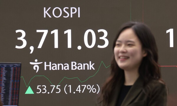 16일 서울 중구 하나은행 딜링룸 현황판에 코스피 지수 등이 표시되고 있다. (사진=연합뉴스)